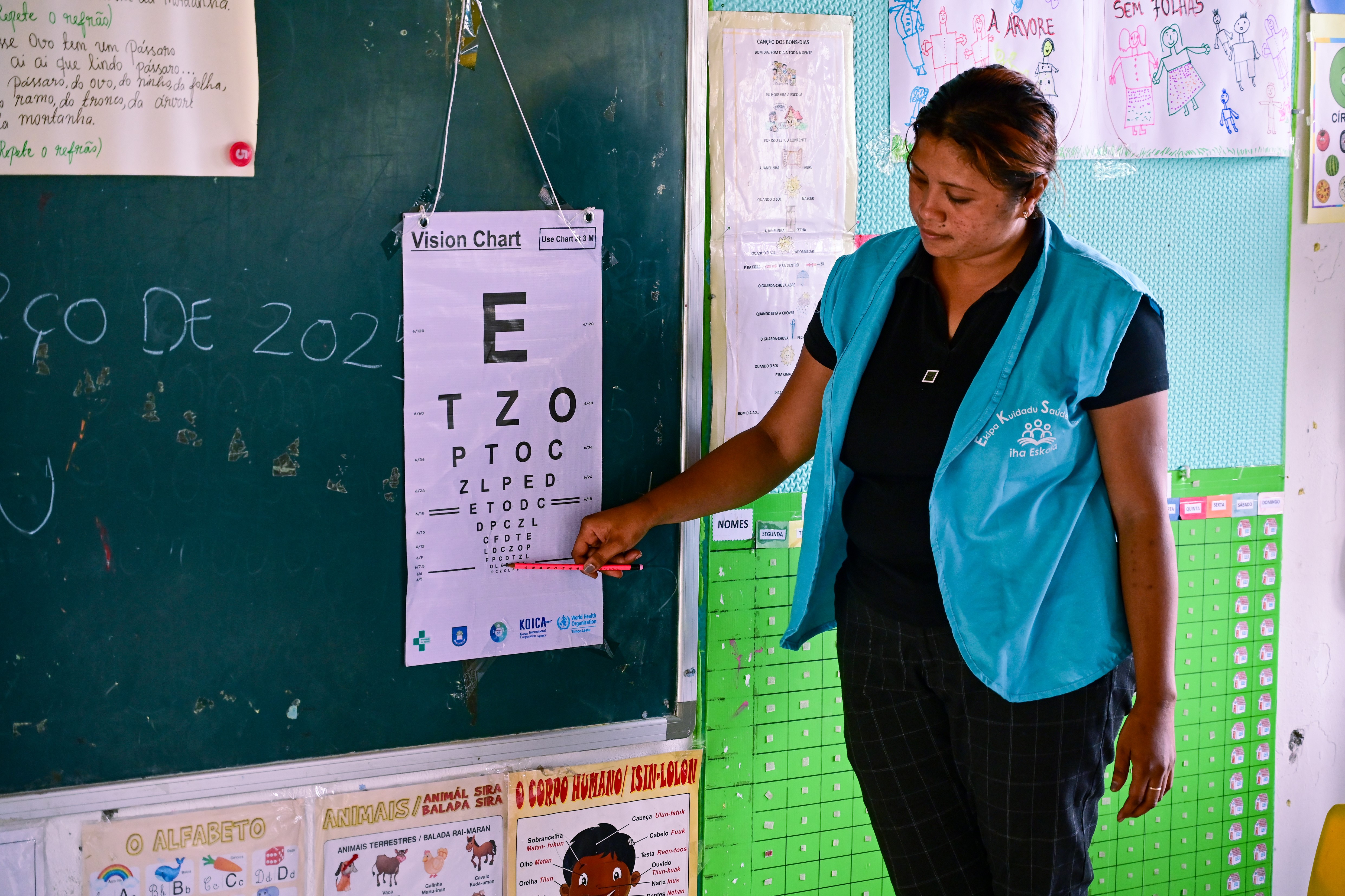 Health Worker offer eye checkup to students